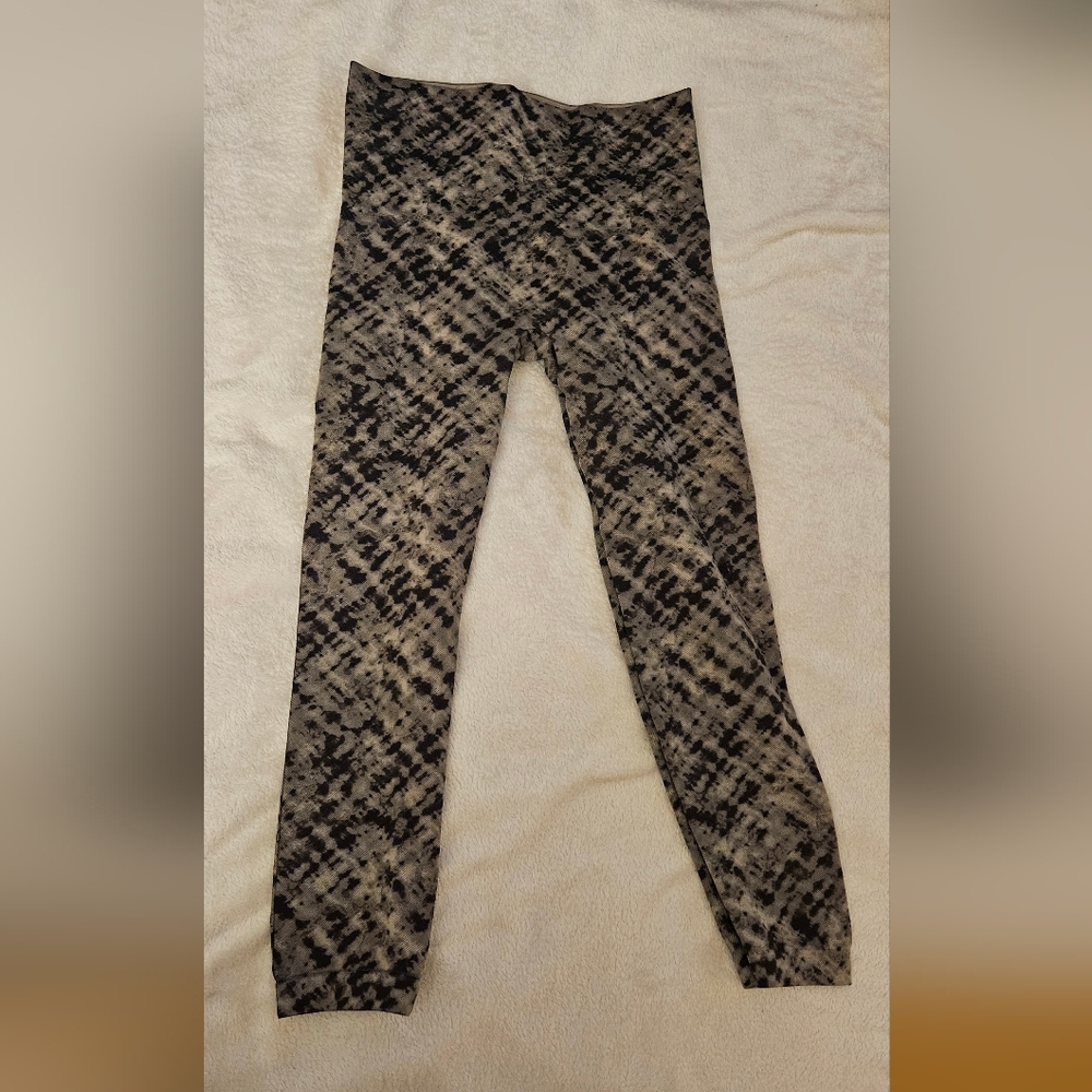 Hue Patterned Black and Tan Leggings, Size M